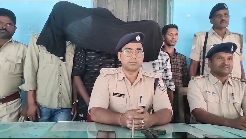 वाहन चेकिंग के दौरान तीन अपराधियों को पुलिस ने हथियार के साथ किया गिरफ्तार