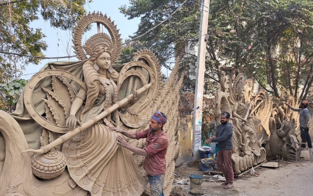 भागलपुर में सैकड़ों जगह मां सरस्वती की प्रतिमा बन रही, मूर्तिकार बोले- पुआल खोजना भी मुश्किल