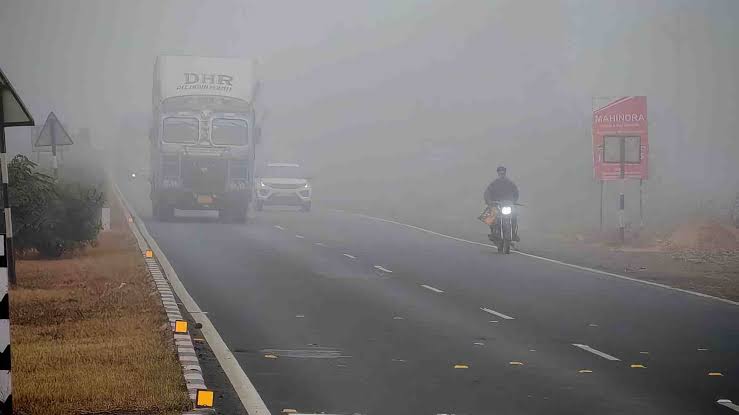 नए साल से होगी कड़ाके की ठंड दो दिनों की बारिश के बाद UP के 48 जिलों में छाया घना कोहरा