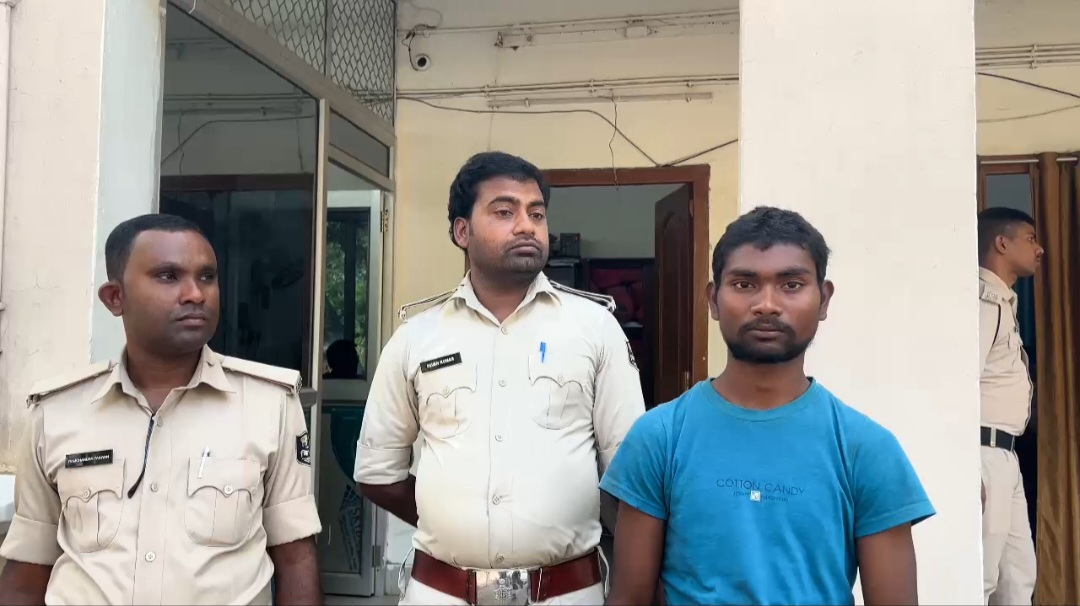 मुर्गी के बच्चे को लेकर हुई हत्या मामले का सहरसा पुलिस ने किया उद्वेदन आरोपी गिरफ्तार, हथियार भी बरामद