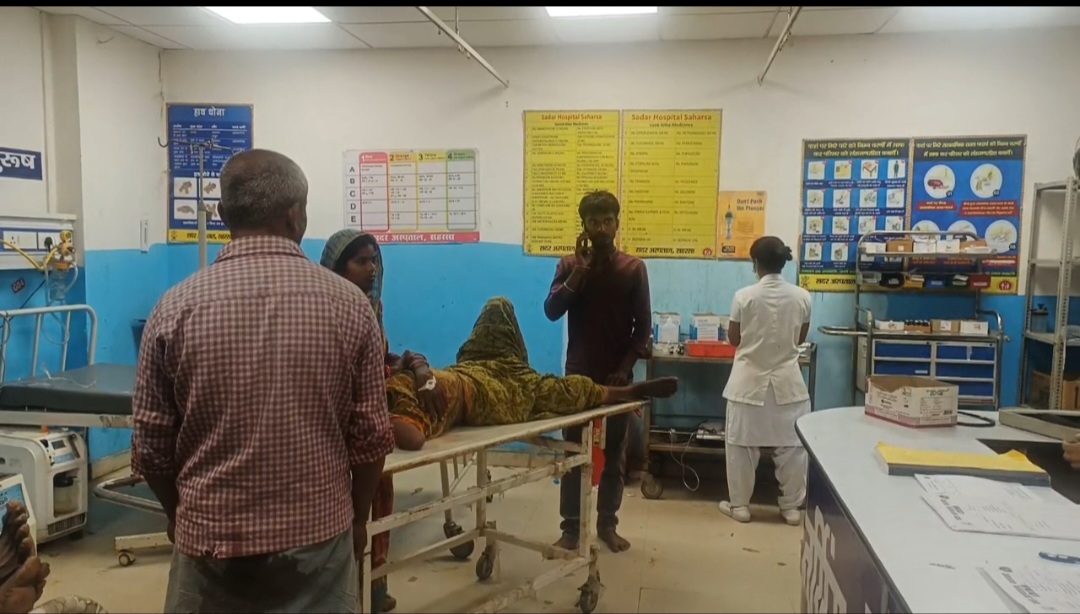 जमीनी विवाद में एक युवक ने अपनी ही चाची को कमर में मारी गोली हुए जख्मी