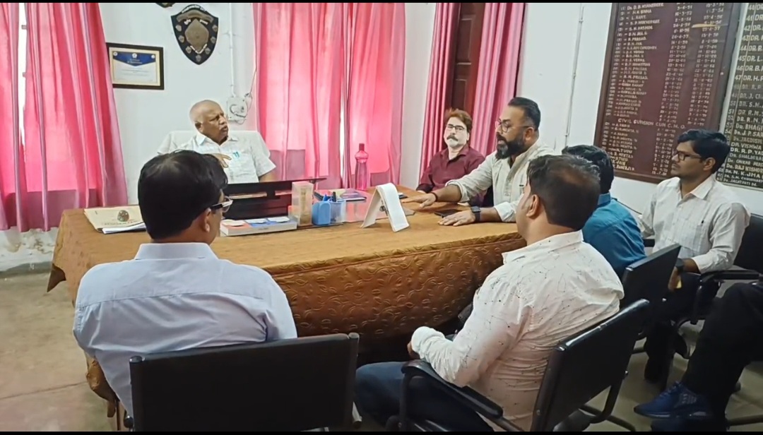 बायोमेट्रिक वेतन प्रणाली के विरोध में डॉक्टरों ने छोड़ी ड्यूटी, सिविल सर्जन से की मुलाकात