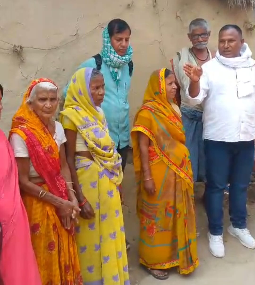 गोह में इंदिरा आवास के नाम पर पैसे की उगाही करने वाले आवास सहायक को ग्रामीणों ने बनाया बंधक