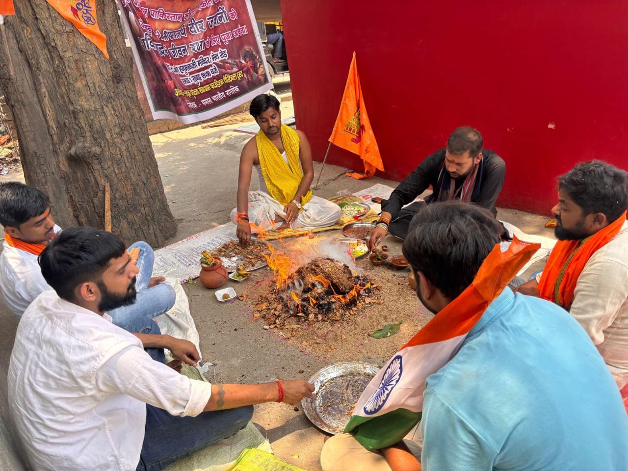 ट्रस्ट के सदस्यों ने सेना के जवानों के लिए किया पूजा अर्चना सह शांति हवन