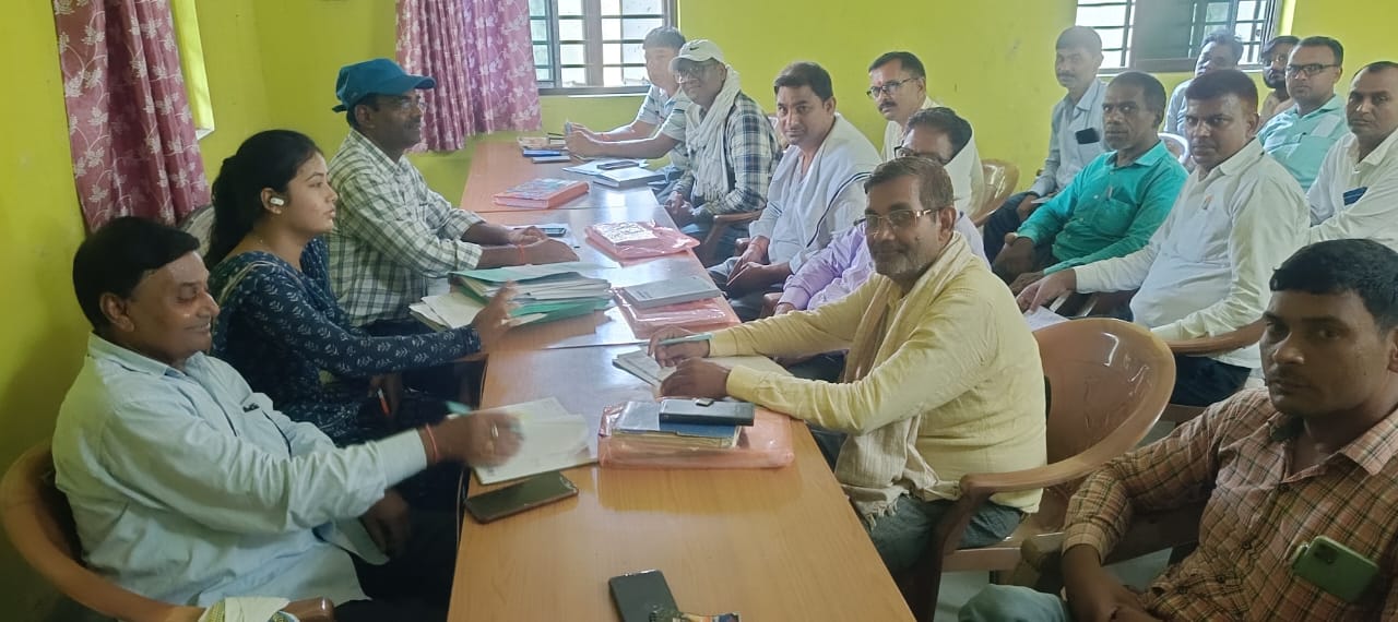 कृषि पदाधिकारी ने कर्मियों के सथ बैठक कर बीज वितरण का दिया निर्देश